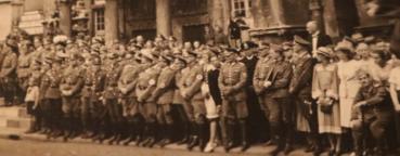 Preview: altes Foto - großer Empfang - Gebäude - Fahnen  - Ort ? großes Eisernes Kreuz am Eingang